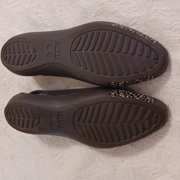 NWOT dressy Crocs, sz 9W, brown with a lizard type design on the front. - Picture 6 of 8